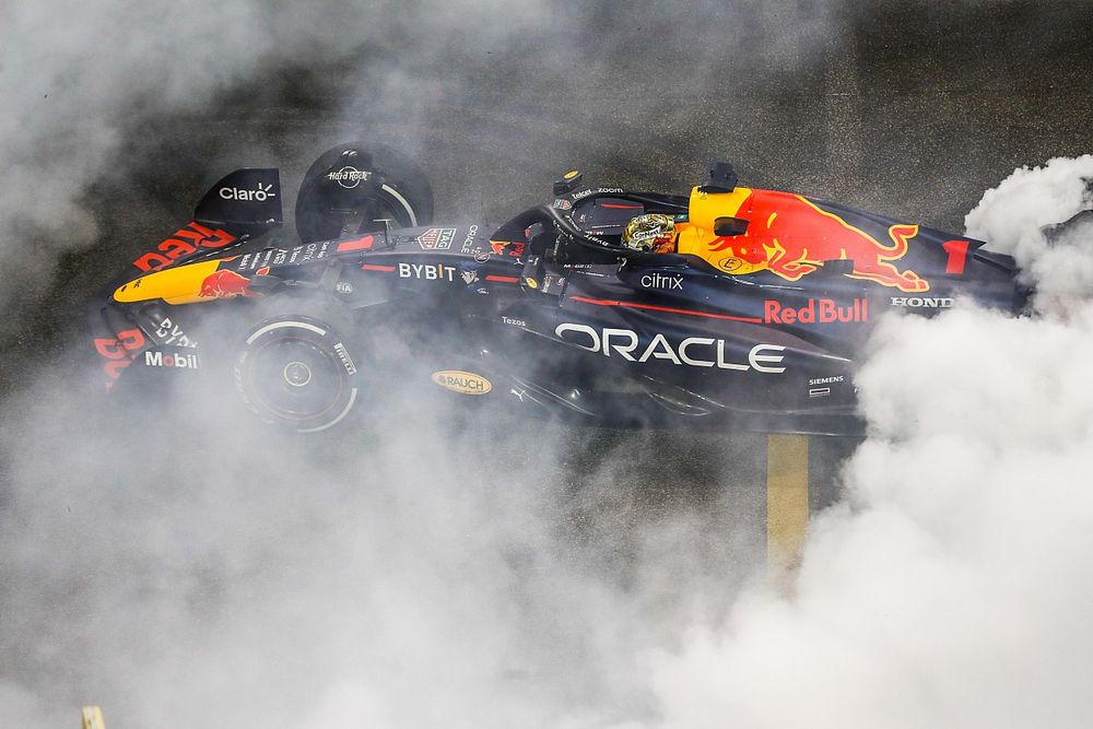 Max Verstappen, Red Bull Racing RB18, celebrates victory with donuts