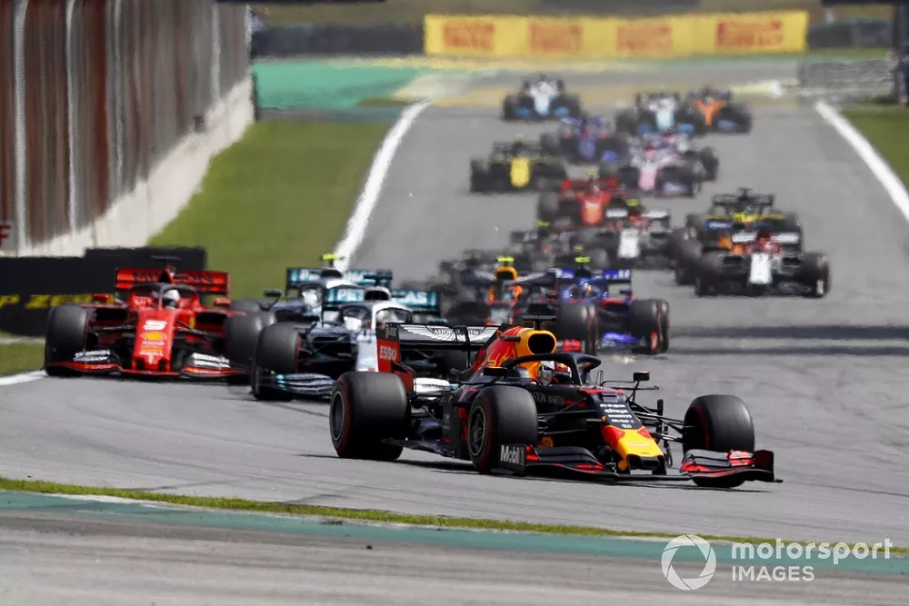 Max Verstappen, Red Bull Racing RB15, Lewis Hamilton, Mercedes AMG F1 W10 y Sebastian Vettel, Ferrari SF90 al inicio de la carrera