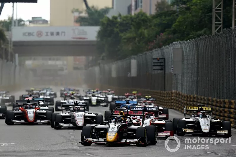 Start action, J&uuml;ri Vips, Hitech Grand Prix leads.