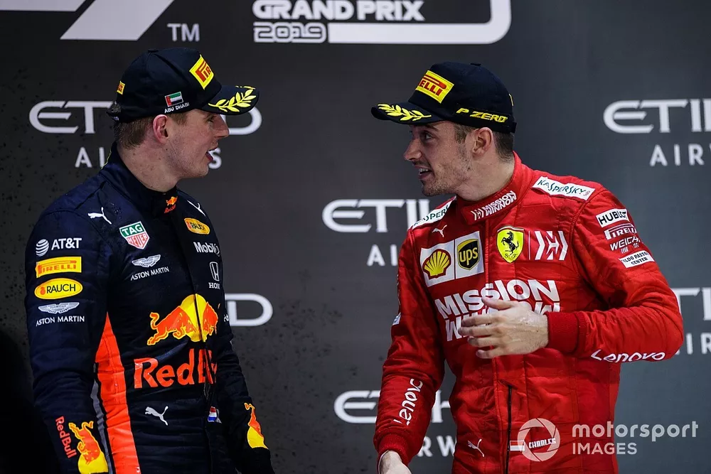 Max Verstappen, Red Bull Racing, secondo classificato, e Charles Leclerc, Ferrari, terzo classificato, parla sul podio
