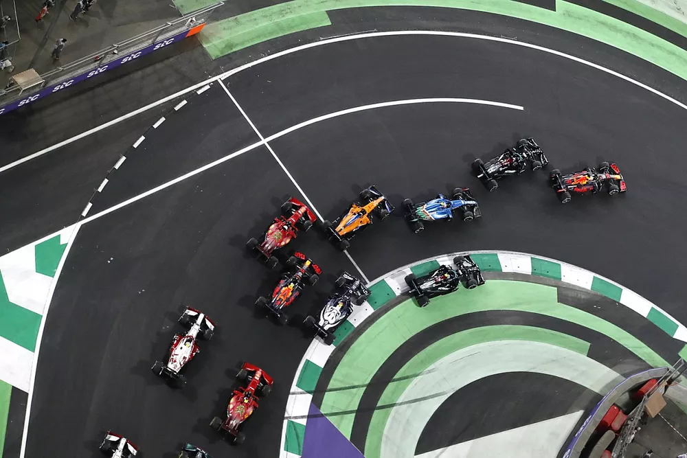Max Verstappen, Red Bull Racing RB16B, Lewis Hamilton, Mercedes W12, Esteban Ocon, Alpine A521, en Valtteri Bottas, Mercedes W12