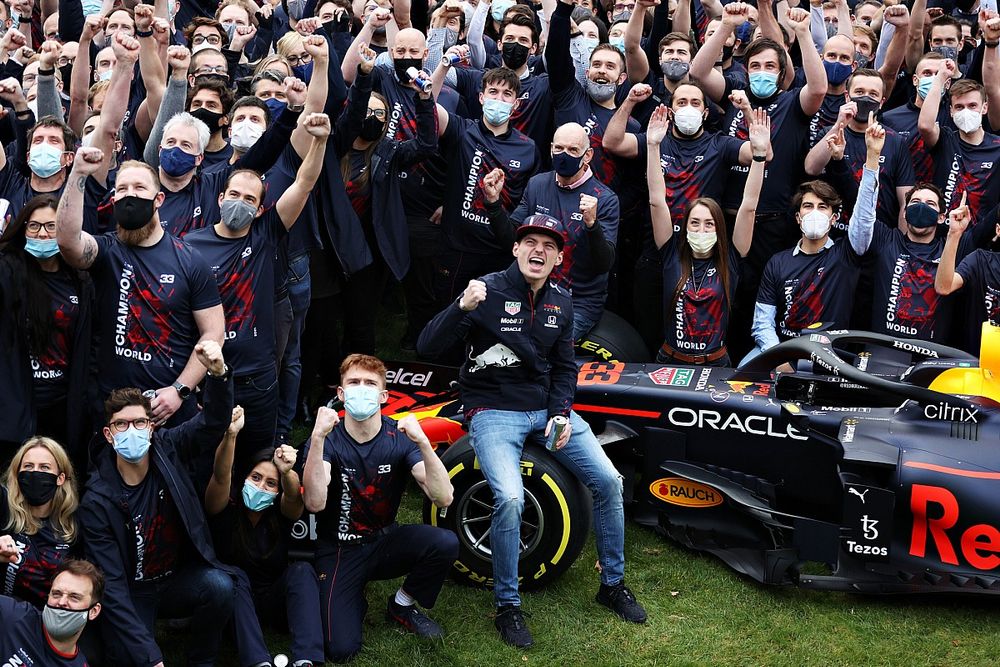 Max Verstappen, Red Bull Racing, celebra el título con el equipo