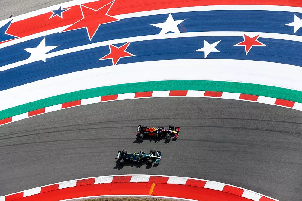 Sergio P&eacute;rez, Red Bull Racing RB16B, Sebastian Vettel, Aston Martin AMR21