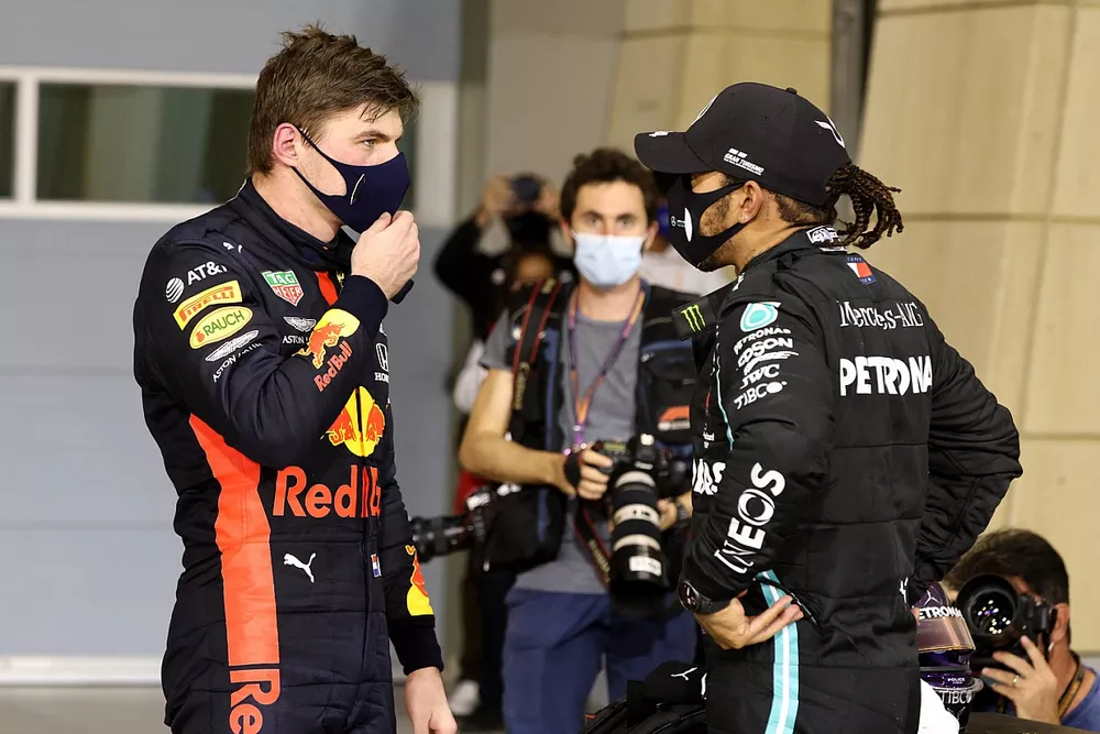Max Verstappen, Red Bull Racing, 2&ordf; posici&oacute;n, y Lewis Hamilton, Mercedes-AMG F1, 1&ordf; posici&oacute;n, en Parc Ferme