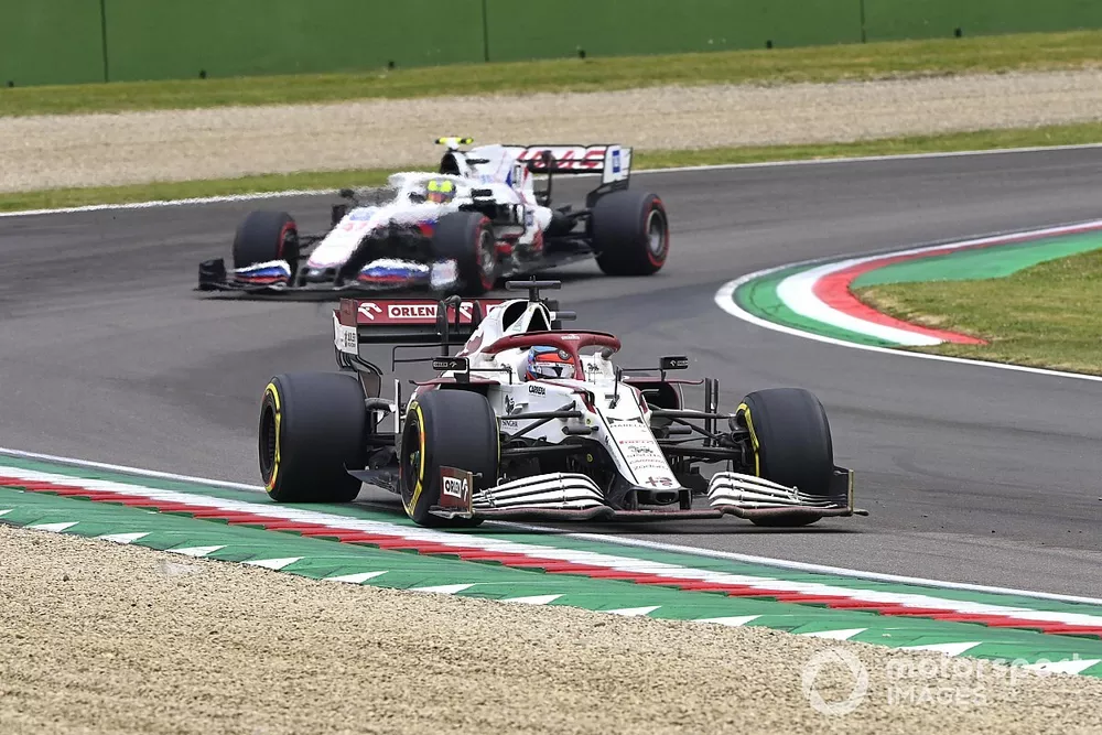 Kimi Raikkonen, Alfa Romeo Racing C41, Mick Schumacher, Haas VF-21