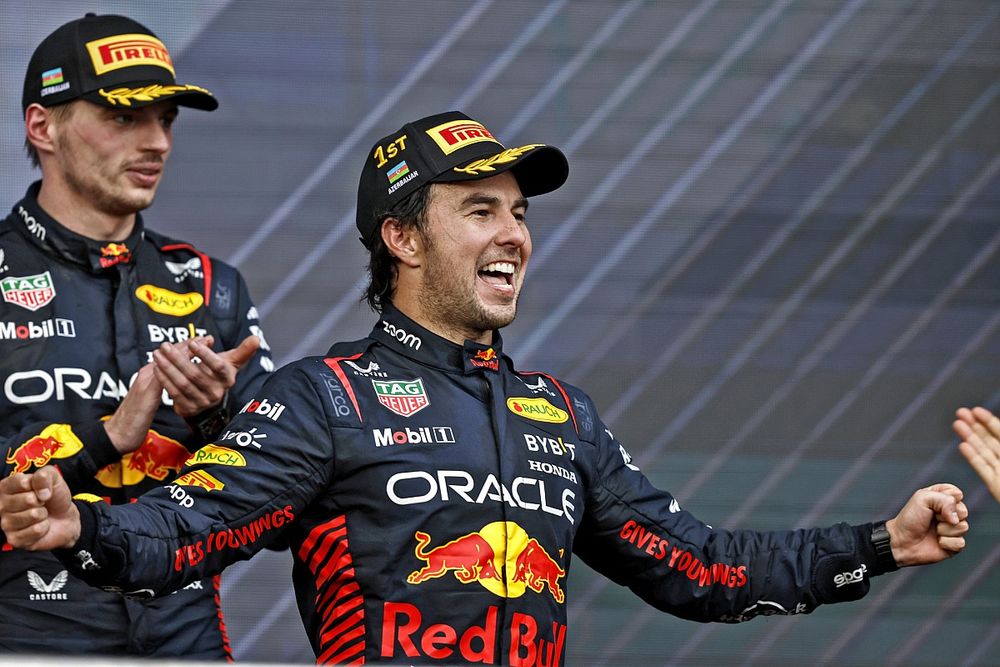 Podio: ganador Sergio P&eacute;rez, Red Bull Racing, segundo lugar Max Verstappen, Red Bull Racing