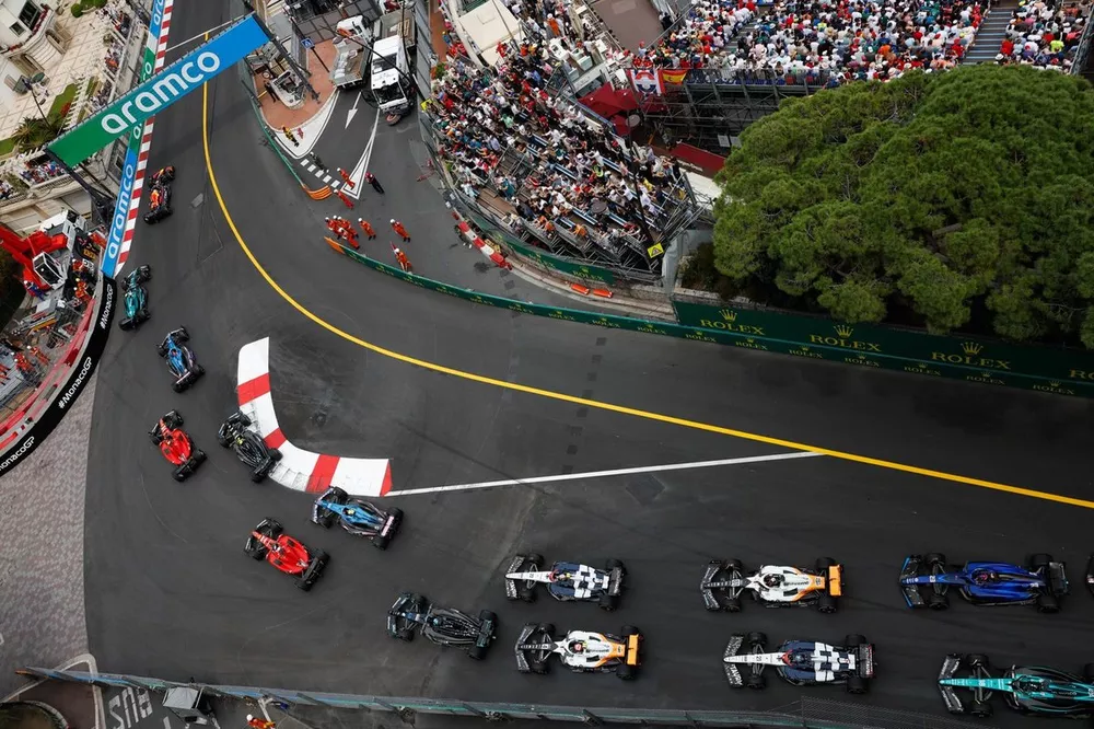 Max Verstappen, Red Bull Racing RB19, Fernando Alonso, Aston Martin AMR23, Esteban Ocon, Alpine A523, Carlos Sainz, Ferrari SF-23, Lewis Hamilton, Mercedes F1 W14, the rest of the field at the start