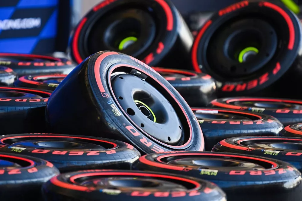 Pirelli-banden in de paddock