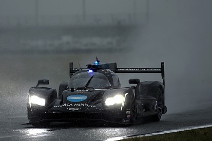Onboard felvétel, ahogy Alonso letolja az ellenfelélt a pályáról Daytonában