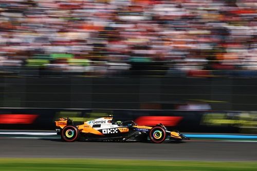F1: Norris destaca ritmo da McLaren, mas apoia Piastri sobre carro "difícil de pilotar"