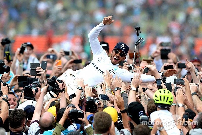 Ganador de la carrera Lewis Hamilton, Mercedes AMG F1 celebra con los aficionados