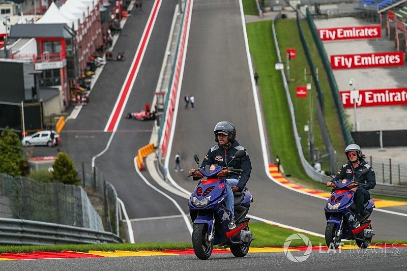 Carlos Sainz Jr., Scuderia Toro Rosso paseos en la pista en un scooter