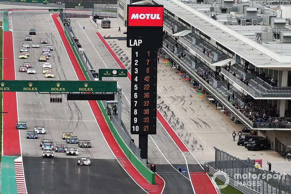 Start of the Lone Star Le Mans race, #1 Rebellion Racing Rebellion R-13 - Gibson: Bruno Senna, Gustavo Menezes, Norman Nato leads 