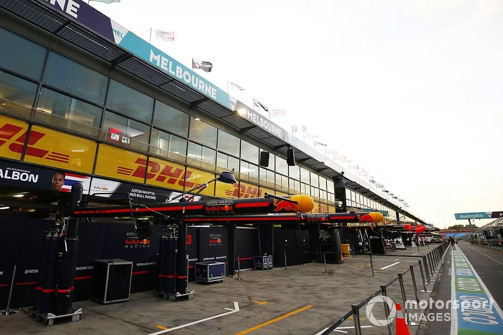 Garage Red Bull
