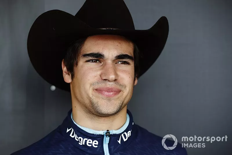 Lance Stroll, Williams Racing, lleva un sombrero de vaquero.