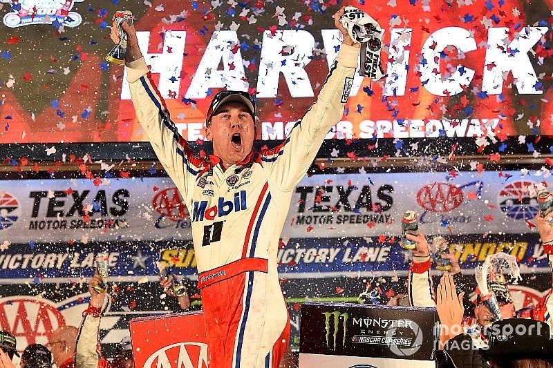 Race winner Kevin Harvick, Stewart-Haas Racing, Ford Fusion Mobil 1