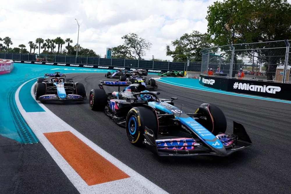 Pierre Gasly, Alpine A524, Esteban Ocon, Alpine A524, Alex Albon, Williams FW46 