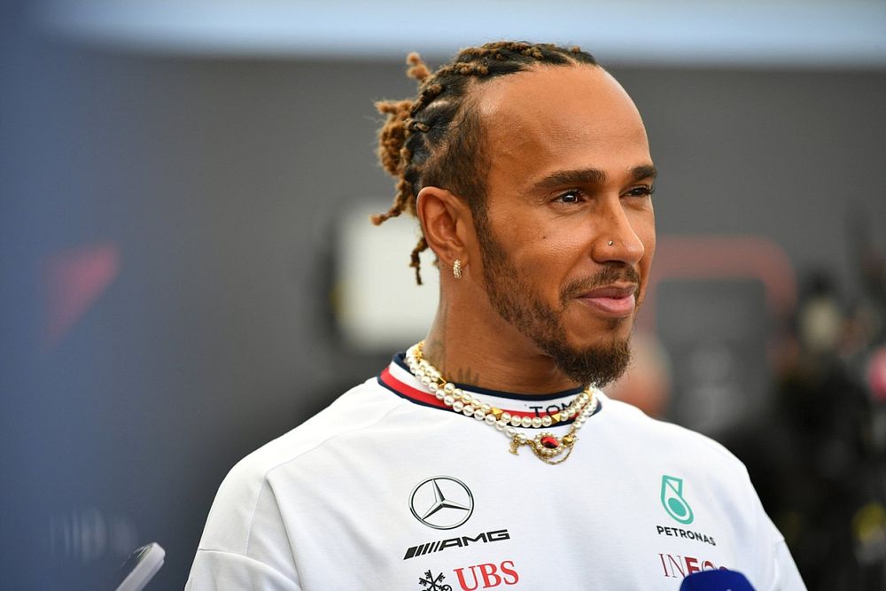 Lewis Hamilton, Mercedes-AMG, habla con los medios de comunicaci&oacute;n