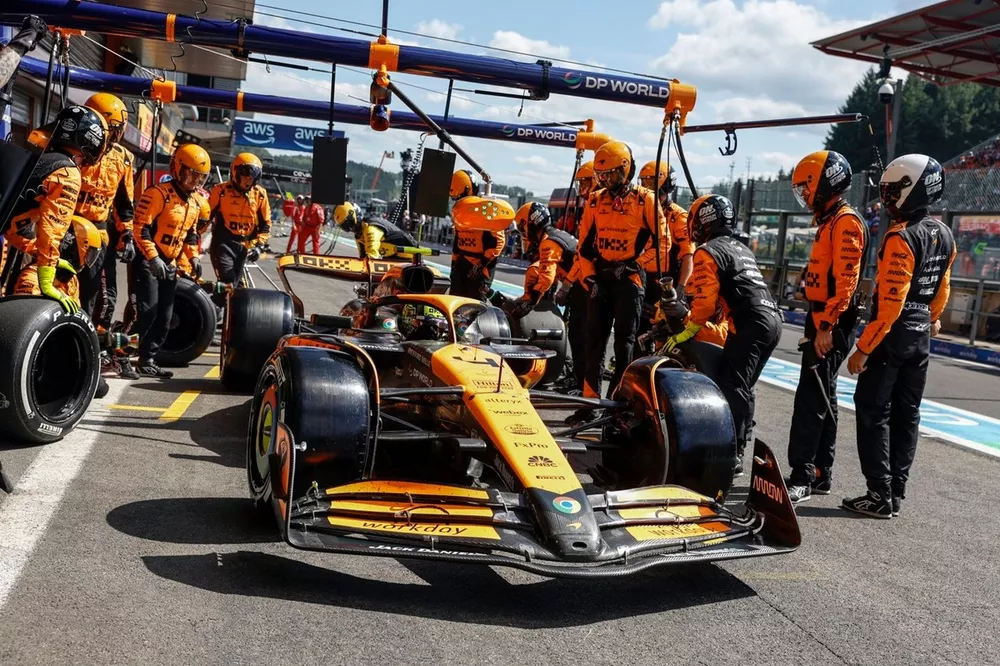 Lando Norris, McLaren MCL38, hace una parada en boxes