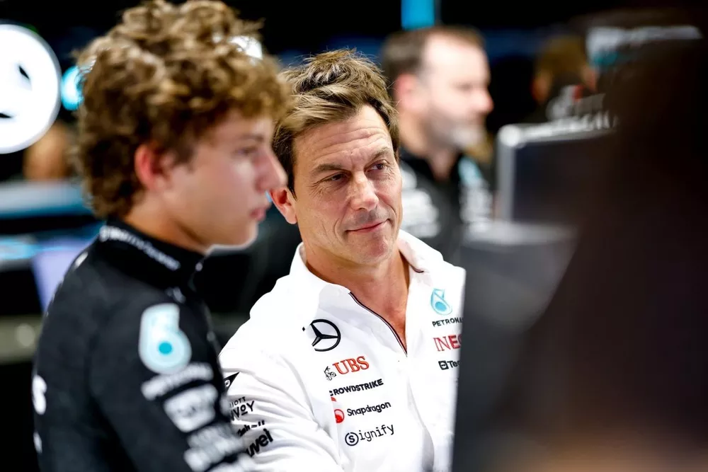 メルセデス、新星アントネッリのF1初走行＆クラッシュを振り返り「母国