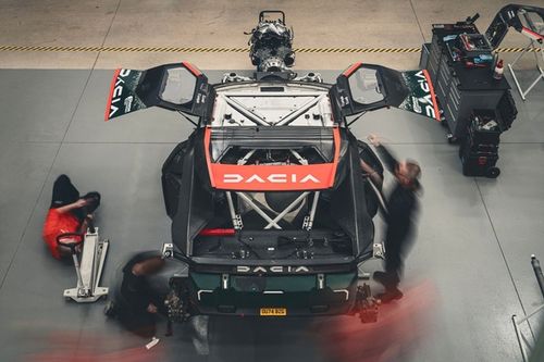 Alpine ayuda a Loeb a entrar en la historia del Dakar con un rival inesperado