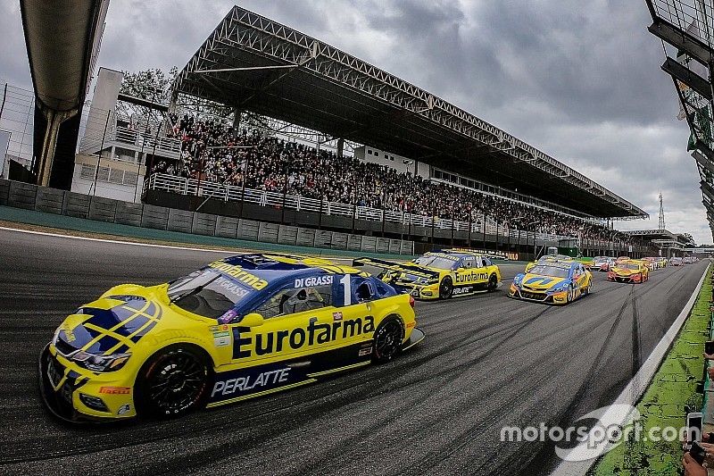 Lucas di Grassi lidera pelotão durante Corrida do Milhão