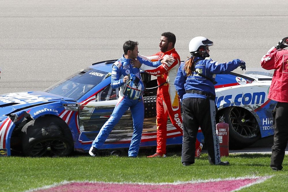 Kyle Larson, Hendrick Motorsports, Chevrolet Camaro, Bubba Wallace, 23XI Racing, Toyota Camry, fight