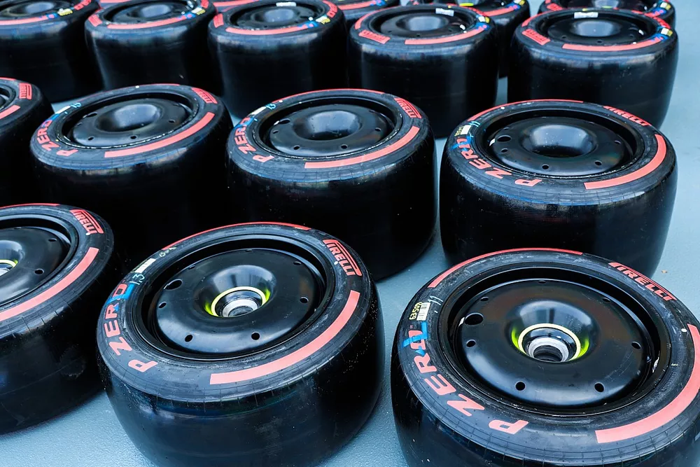 Neum&aacute;ticos Pirelli en el pit lane