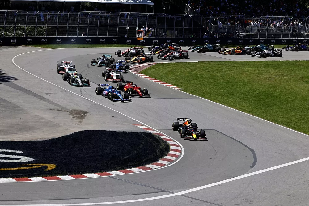 Max Verstappen, Red Bull Racing RB18, Fernando Alonso, Alpine A522, Carlos Sainz, Ferrari F1-75, Lewis Hamilton, Mercedes W13, el resto en la salida