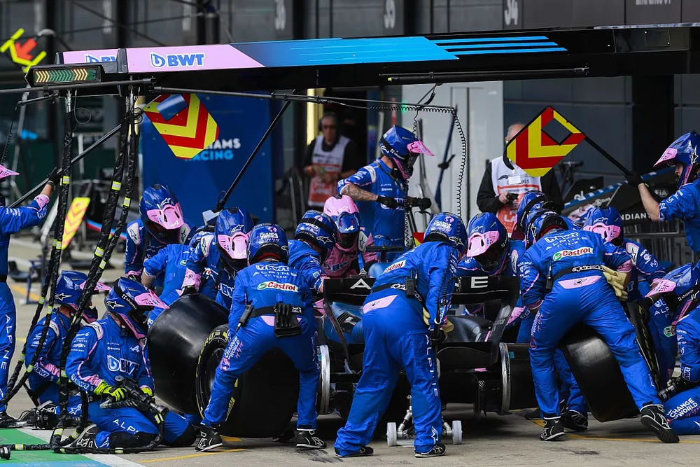 Fernando Alonso, Alpine A522, hace una parada