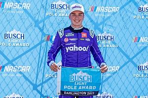 Bell gana la pole para la Southern 500 en Darlington