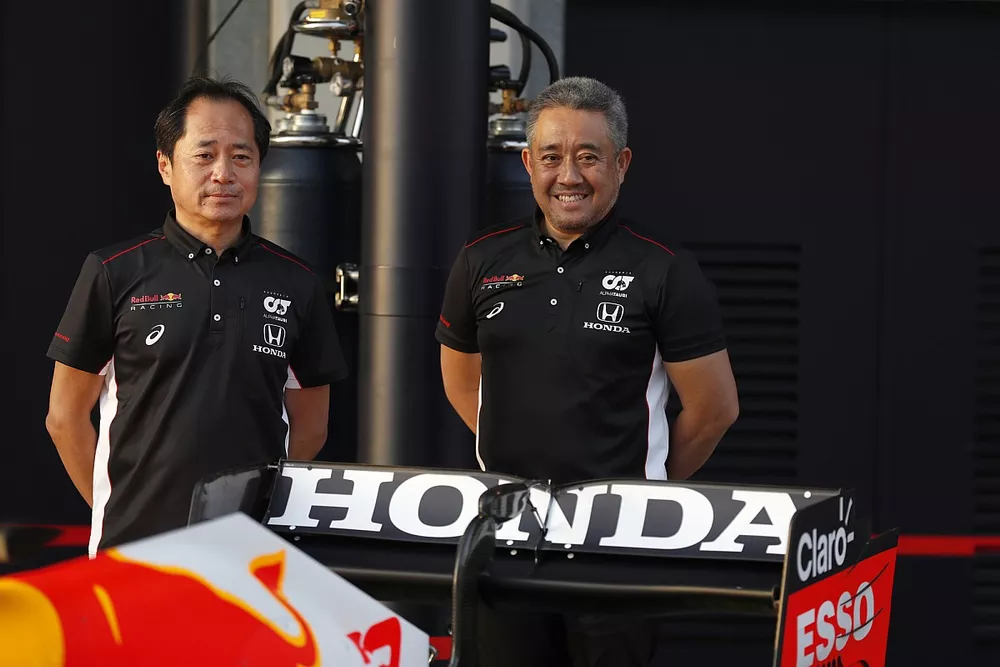 Toyoharu Tanabe, F1 Technical Director, Honda, and Masashi Yamamoto, General Manager, Honda Motorsport, with the car of Max Verstappen, Red Bull Racing RB16B