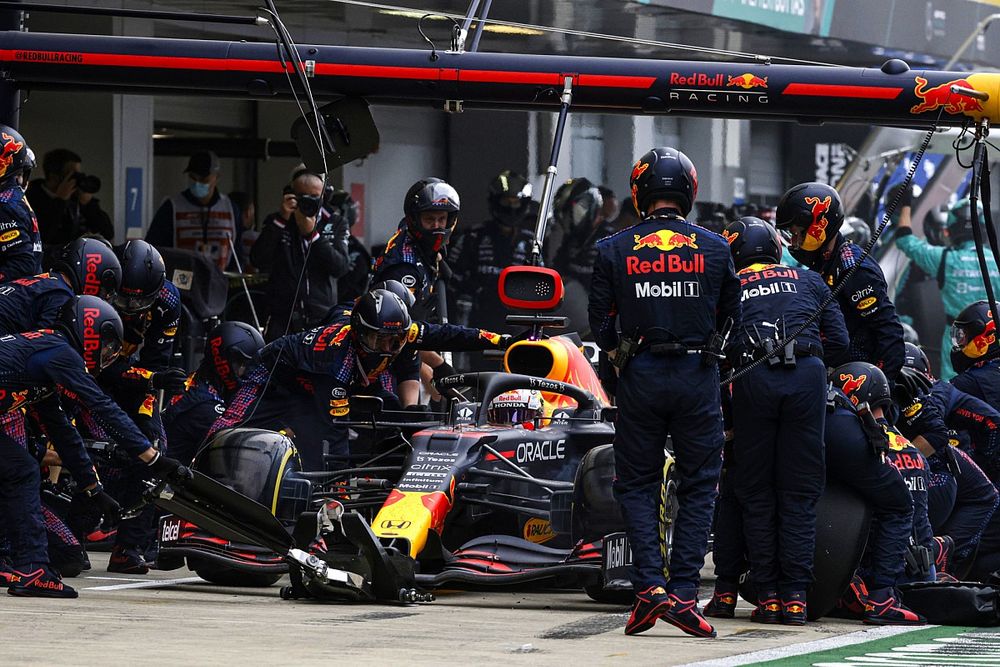 Max Verstappen, Red Bull Racing RB16B, in the pits