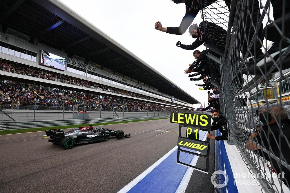 Lewis Hamilton, Mercedes W12, 1&ordf; posici&oacute;n, se lleva la victoria para alegr&iacute;a de su equipo en el muro de boxes