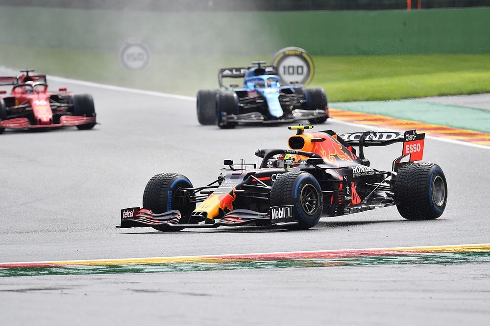 Sergio Pérez, Red Bull Racing RB16B, Fernando Alonso, Alpine A521, Charles Leclerc, Ferrari SF21