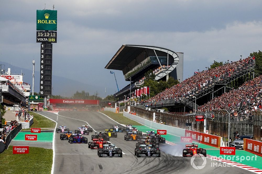 Lewis Hamilton, Mercedes AMG F1 W10 lidera Valtteri Bottas, Mercedes AMG W10 como Sebastian Vettel, Ferrari SF90 se bloquea en el inicio de la carrera