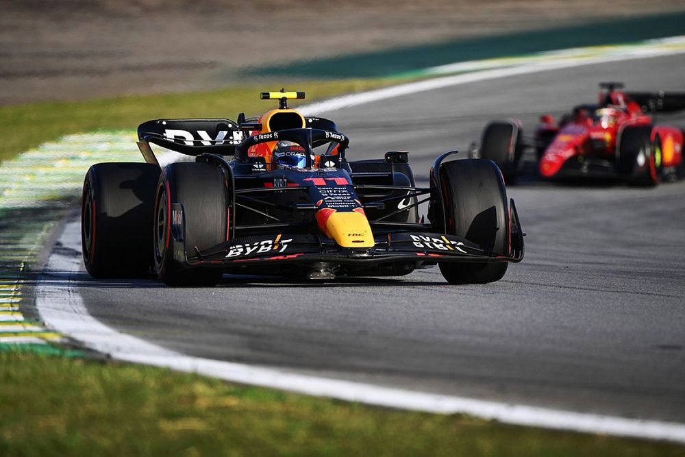 Sergio Perez, Red Bull Racing RB18, Charles Leclerc, Ferrari F1-75