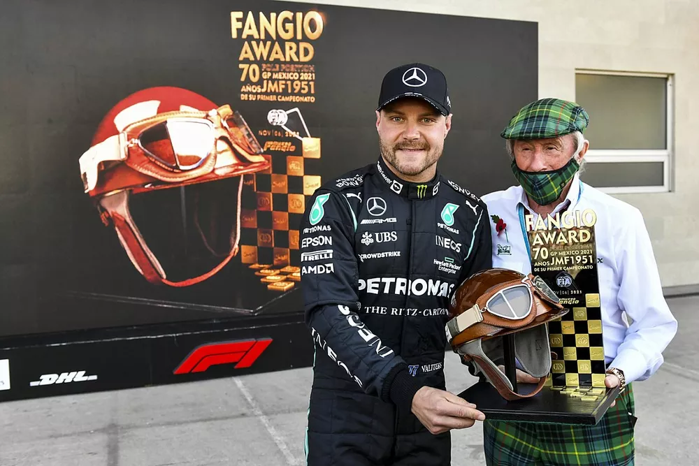 Sir Jackie Stewart entrega al ganador de la pole, Valtteri Bottas, de Mercedes, el Premio Fangio