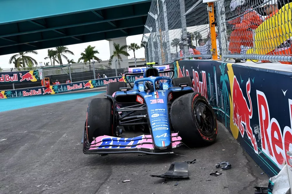 Esteban Ocon, Alpine A522, crashes out