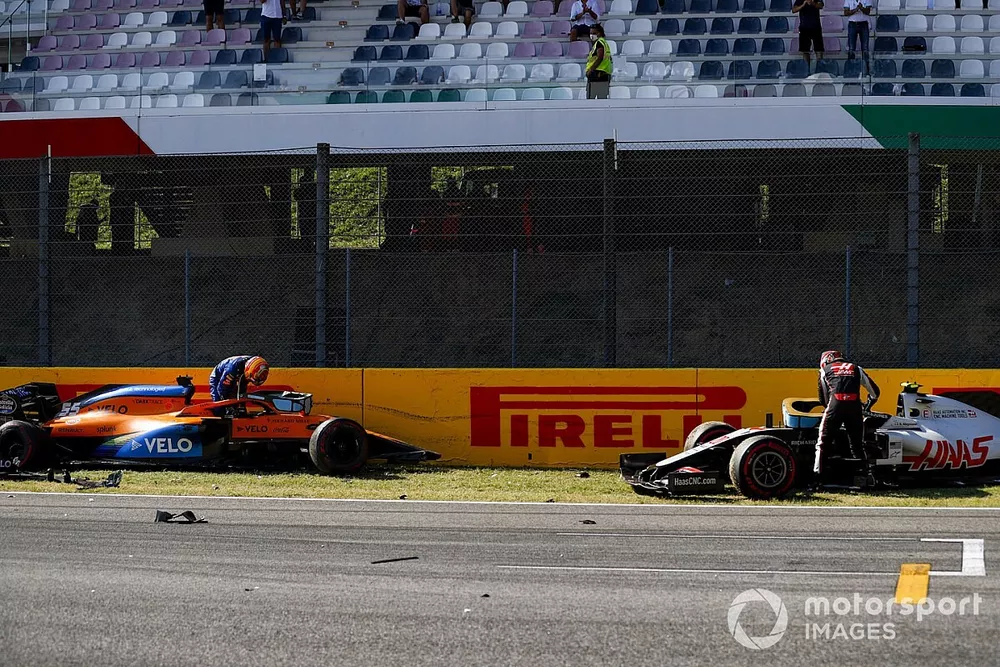 Carlos Sainz Jr., McLaren MCL35 y Kevin Magnussen, Haas VF-20, despu&eacute;s de chocar