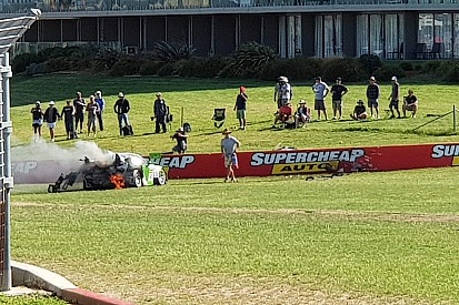 Un espectador ayudó a apagar un incendio en Bathurst