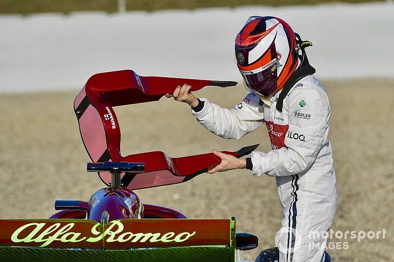 Kimi Raikkonen, Alfa Romeo Racing C38, trompea y encalla en la arena