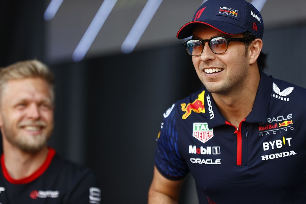Kevin Magnussen, Haas F1 Team y Sergio Pérez, Red Bull Racing