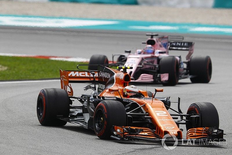 Stoffel Vandoorne, McLaren MCL32, Sergio Perez, Sahara Force India F1 VJM10