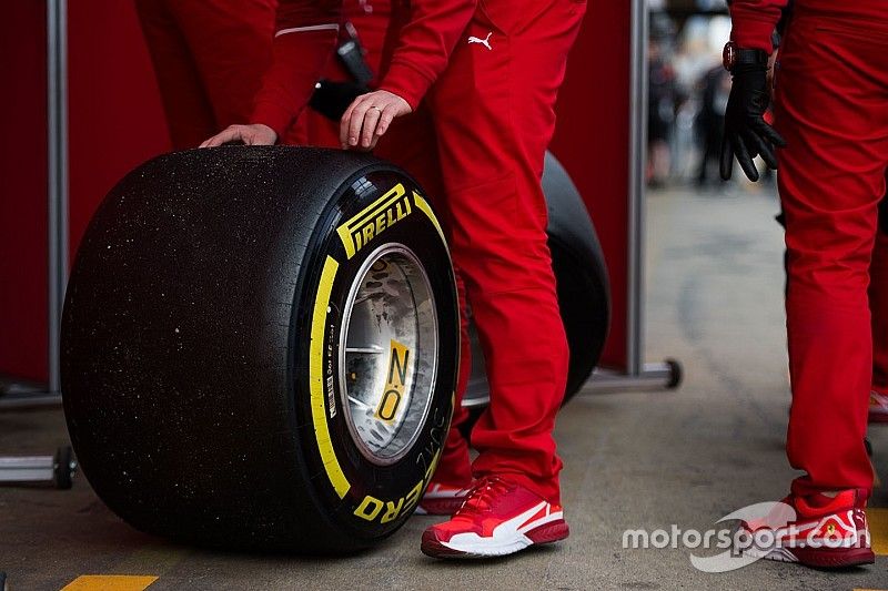 Mécanicos de Ferrari con llantas Pirelli