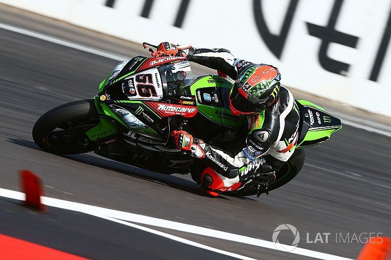 Sykes lidera la jornada del WorldSBK, que tuvo un recuerdo para Barcelona