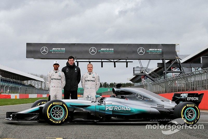 Lewis Hamilton, Mercedes AMG F1, Valtteri Bottas, Mercedes AMG F1, Toto Wolff, Mercedes AMG F1 Accionista y Director Ejecutivo