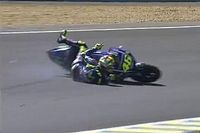 Vi&ntilde;ales se impone en un explosivo duelo con Rossi, que termina en el suelo