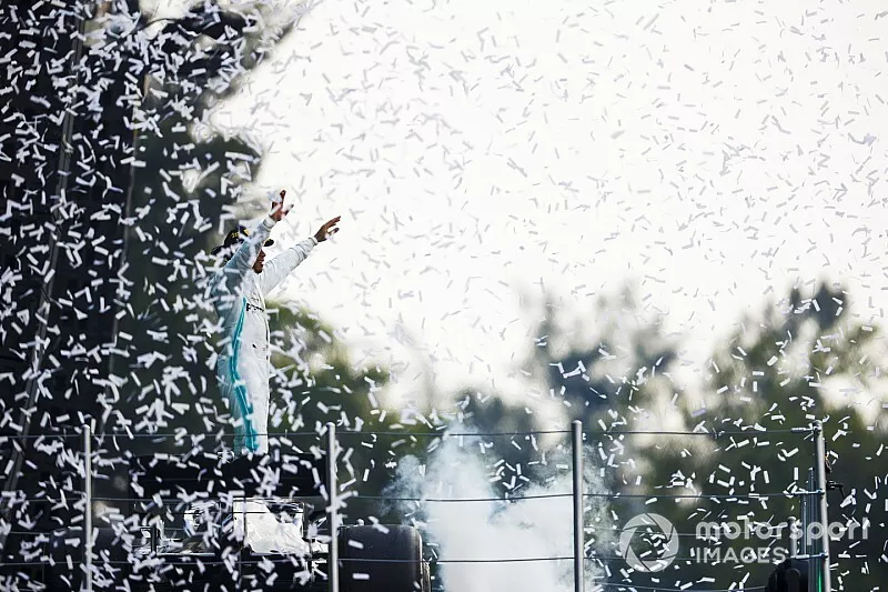 Podio: ganador de la carrera Lewis Hamilton, Mercedes AMG F1