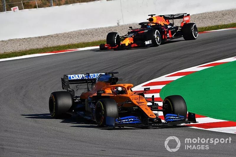 Carlos Sainz Jr., McLaren MCL35 devant Alex Albon, Red Bull Racing RB16 